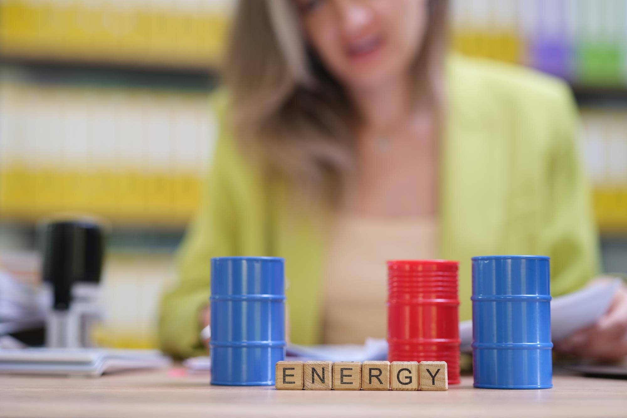 Kreatywna koncepcja energii z kolorowymi beczkami i literami scrabble razem