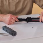 Ręce wykwalifikowanych pracowników pilnie zajmujących się skomplikowaną naprawą urządzeń mechanicznych