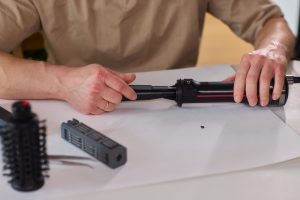 Ręce wykwalifikowanych pracowników pilnie zajmujących się skomplikowaną naprawą urządzeń mechanicznych