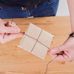 Rzemieślnik skórzany pracujący przy stole w warsztacie