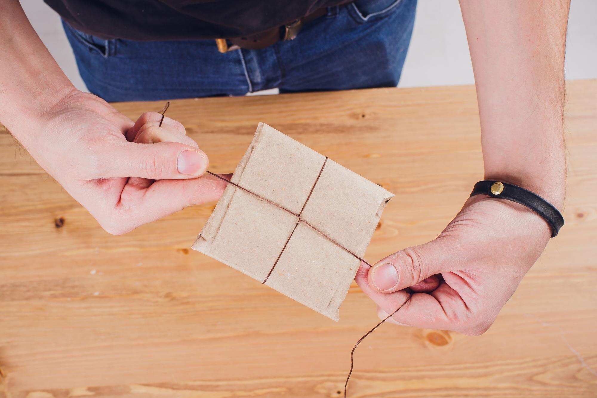 Rzemieślnik skórzany pracujący przy stole w warsztacie