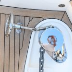 Zbliżenie systemu wciągarki kotwicy łodzi na drewnianym pokładzie