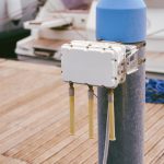 Zbliżenie zamontowanego urządzenia sieciowego bezprzewodowego