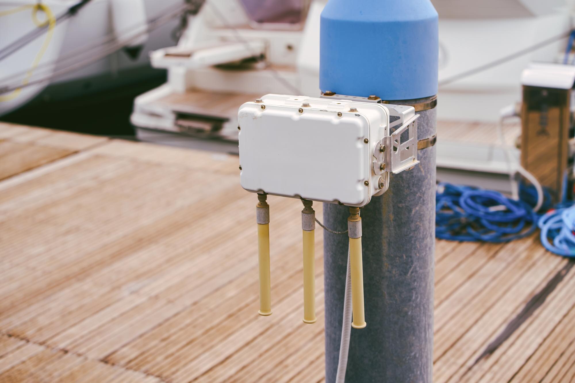 Zbliżenie zamontowanego urządzenia sieciowego bezprzewodowego