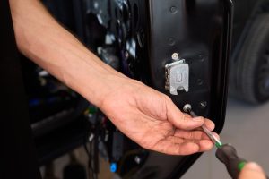 Ręce zaangażowane w efektywny proces wykonywania napraw wnętrza samochodu