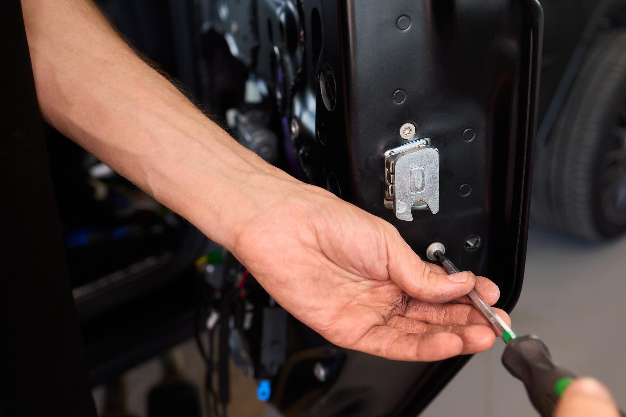 Ręce zaangażowane w efektywny proces wykonywania napraw wnętrza samochodu