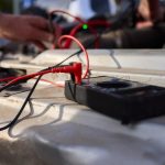 Wykonanie testu akumulatora samochodowego za pomocą multimetru – wyjaśnienie niezbędnej konfiguracji i procedur