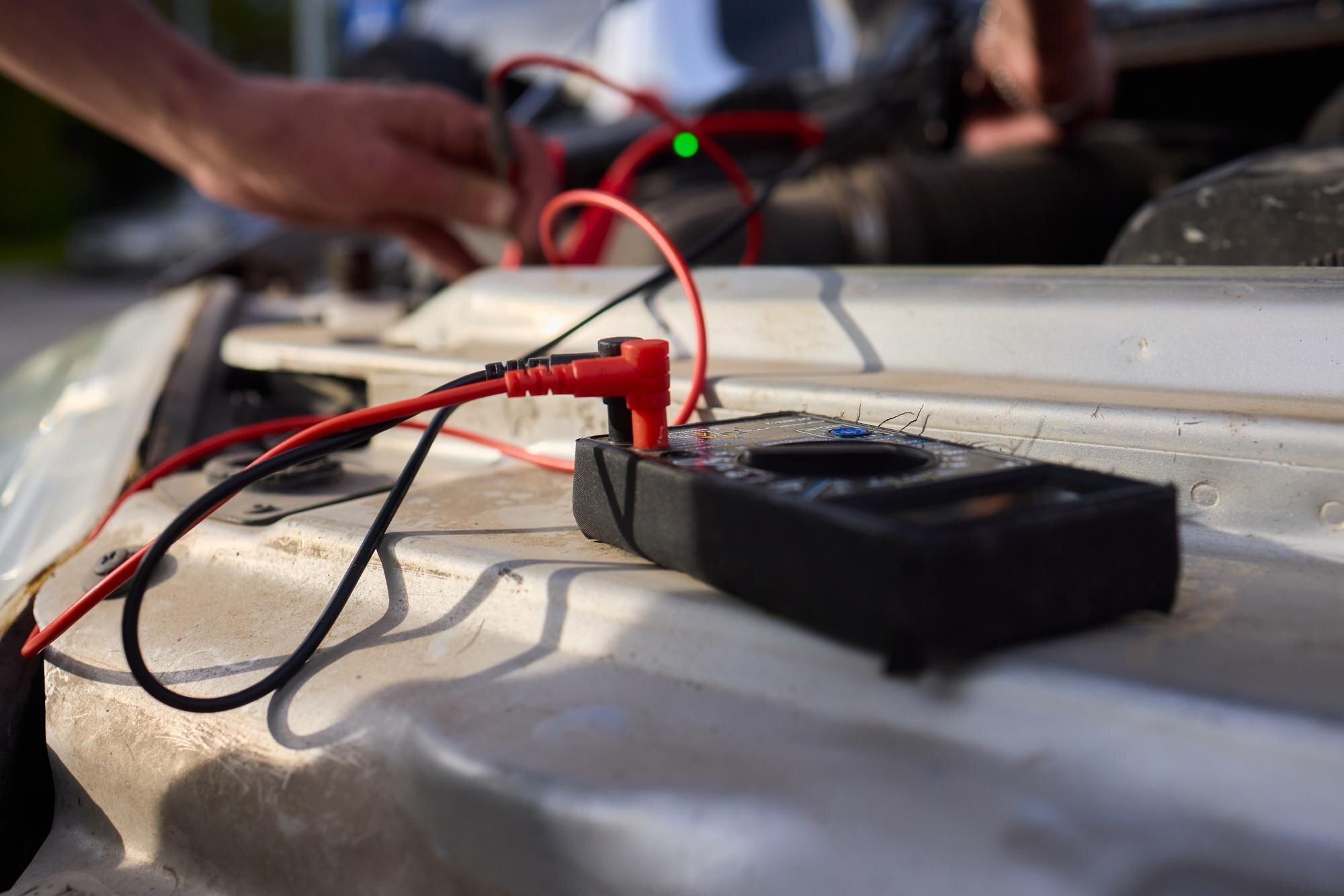 Wykonanie testu akumulatora samochodowego za pomocą multimetru – wyjaśnienie niezbędnej konfiguracji i procedur