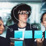 Ludzie biznesu nocą na spotkaniu z karteczkami samoprzylepnymi do planowania harmonogramu pracy zespołowej lub burzy mózgów w biurze. Grupa pracowników lub wzrost korporacyjny z mapą myśli dla zadań agendy firmy lub pomysłów