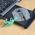 Otwarty napęd dysków w laptopie wymarły typ technologii Dinozaur zmarł