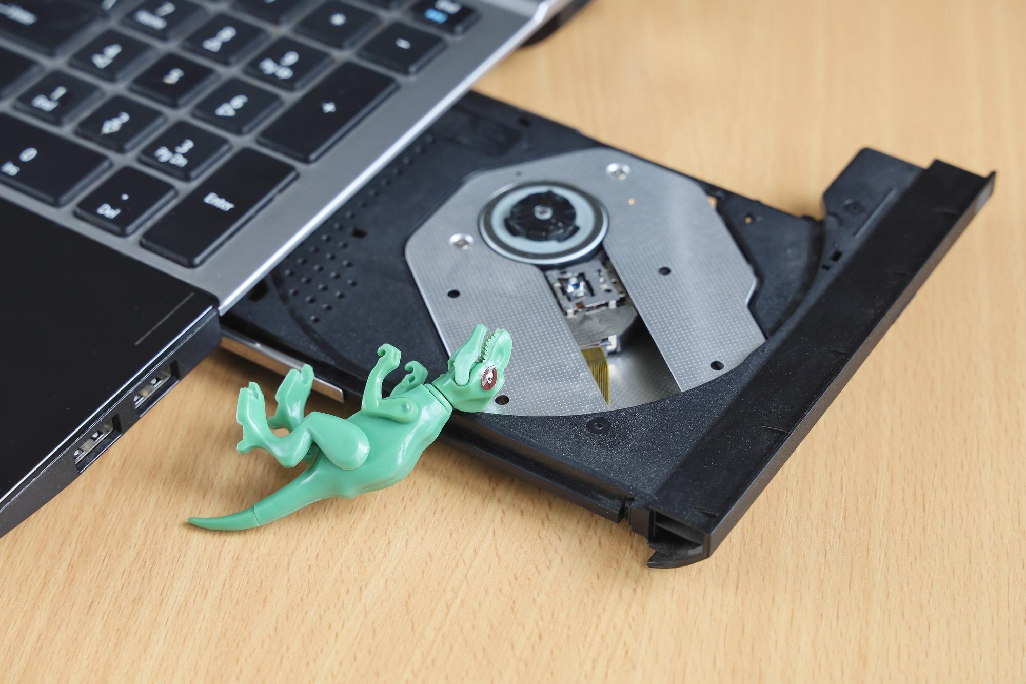 Otwarty napęd dysków w laptopie wymarły typ technologii Dinozaur zmarł