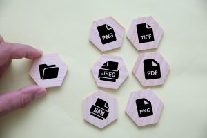 Formaty plików i koncepcja folderów przedstawione za pomocą drewnianych żetonów na pastelowym tle