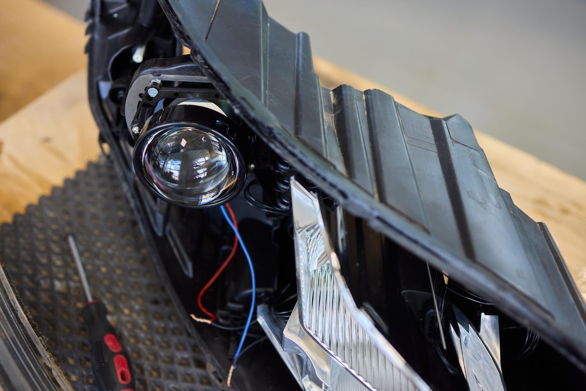 Staranna precyzja jest niezbędna podczas instalacji zespołu reflektora samochodowego dla optymalnej wydajności