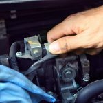 Mechanik samochodowy zapewniający zbliżenie usługi samochodowej