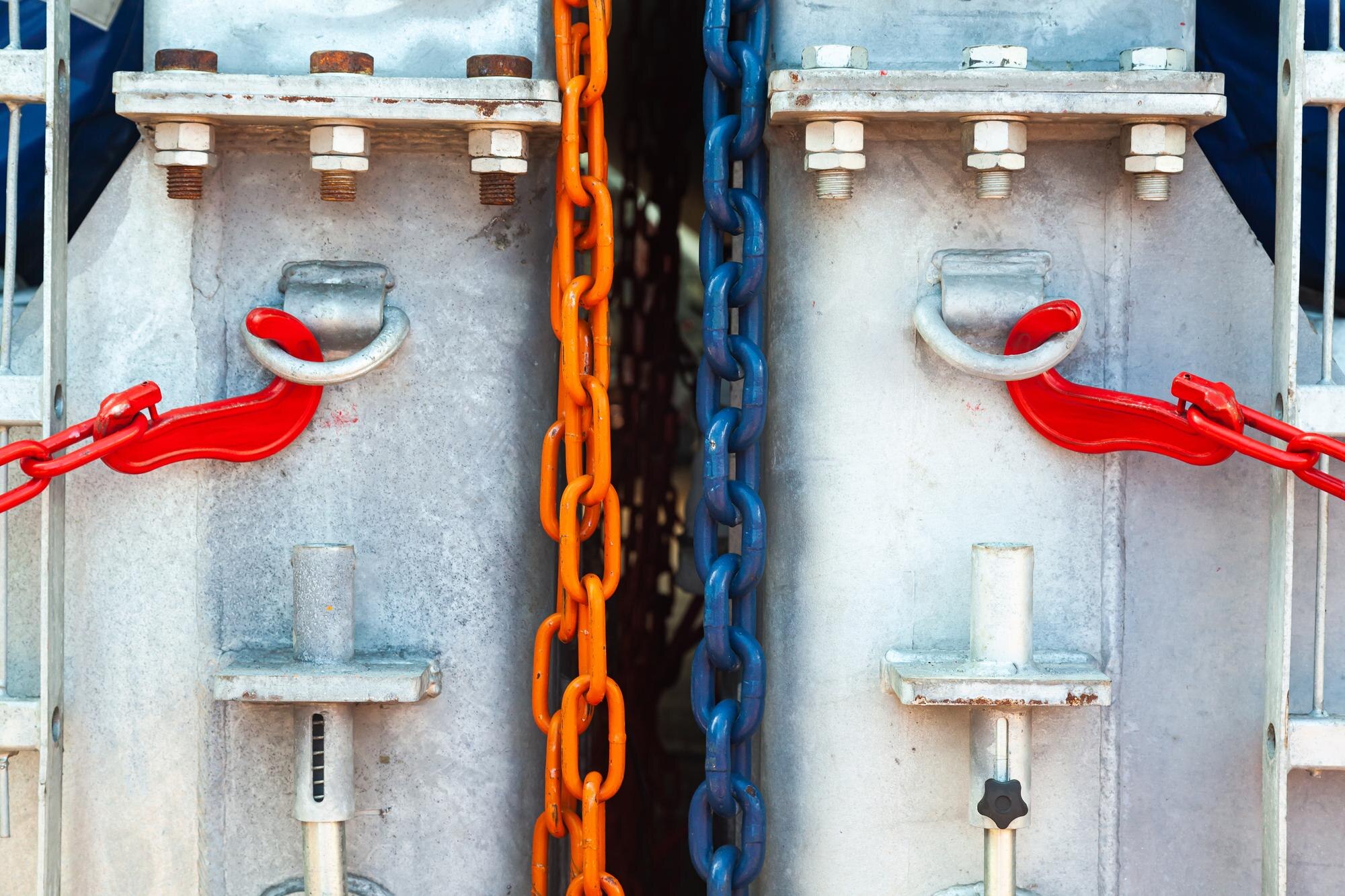 Wielobarwne łańcuchy z napiętymi hakami podtrzymują stalowe konstrukcje