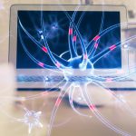 Tło komputera stacjonarnego i rysunek neuronu Koncepcja edukacji podwójnej ekspozycji