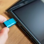 Transmisja danych Ręczne wkładanie dysku flash USB do laptopa komputerowego