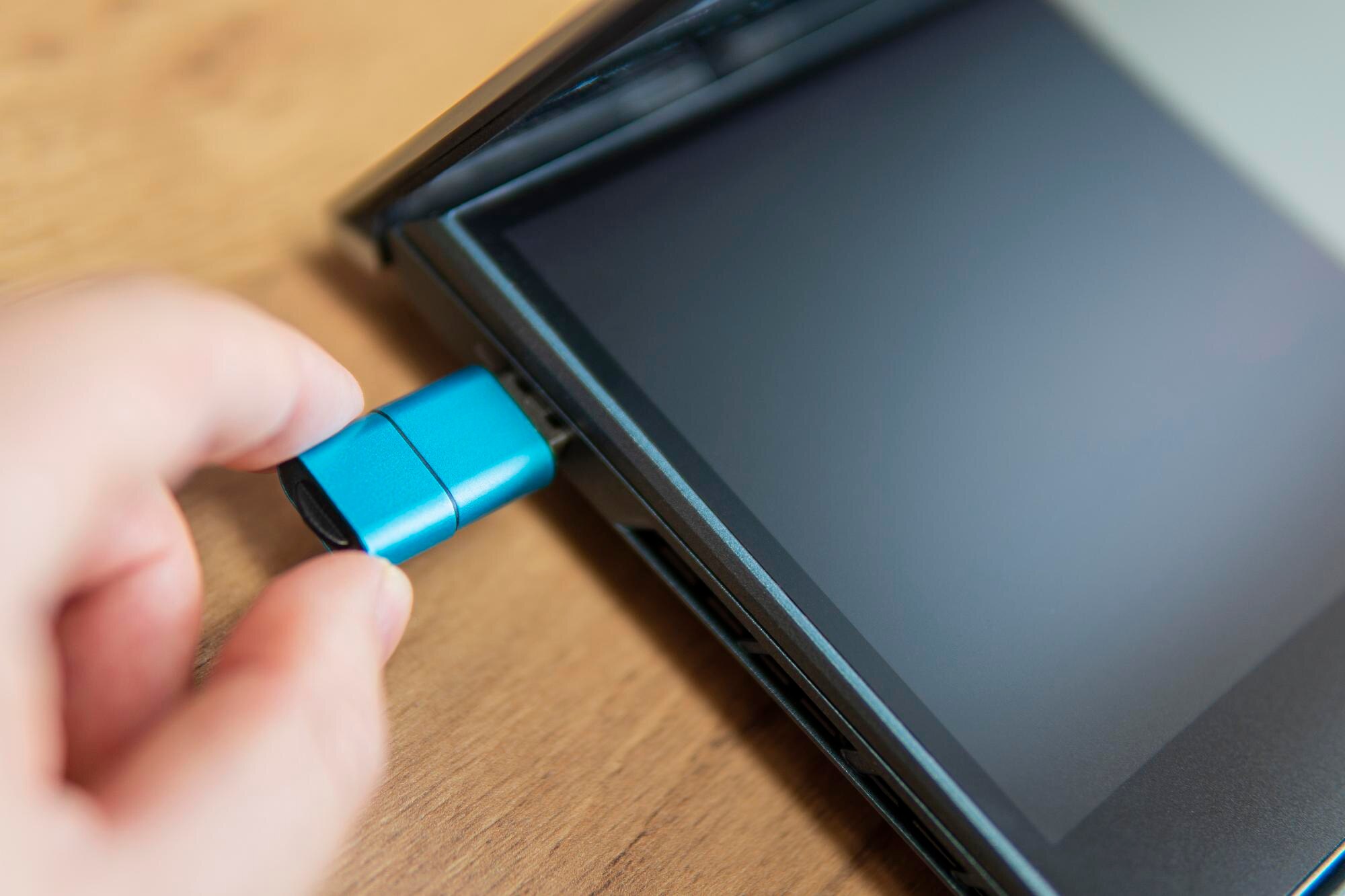 Transmisja danych Ręczne wkładanie dysku flash USB do laptopa komputerowego