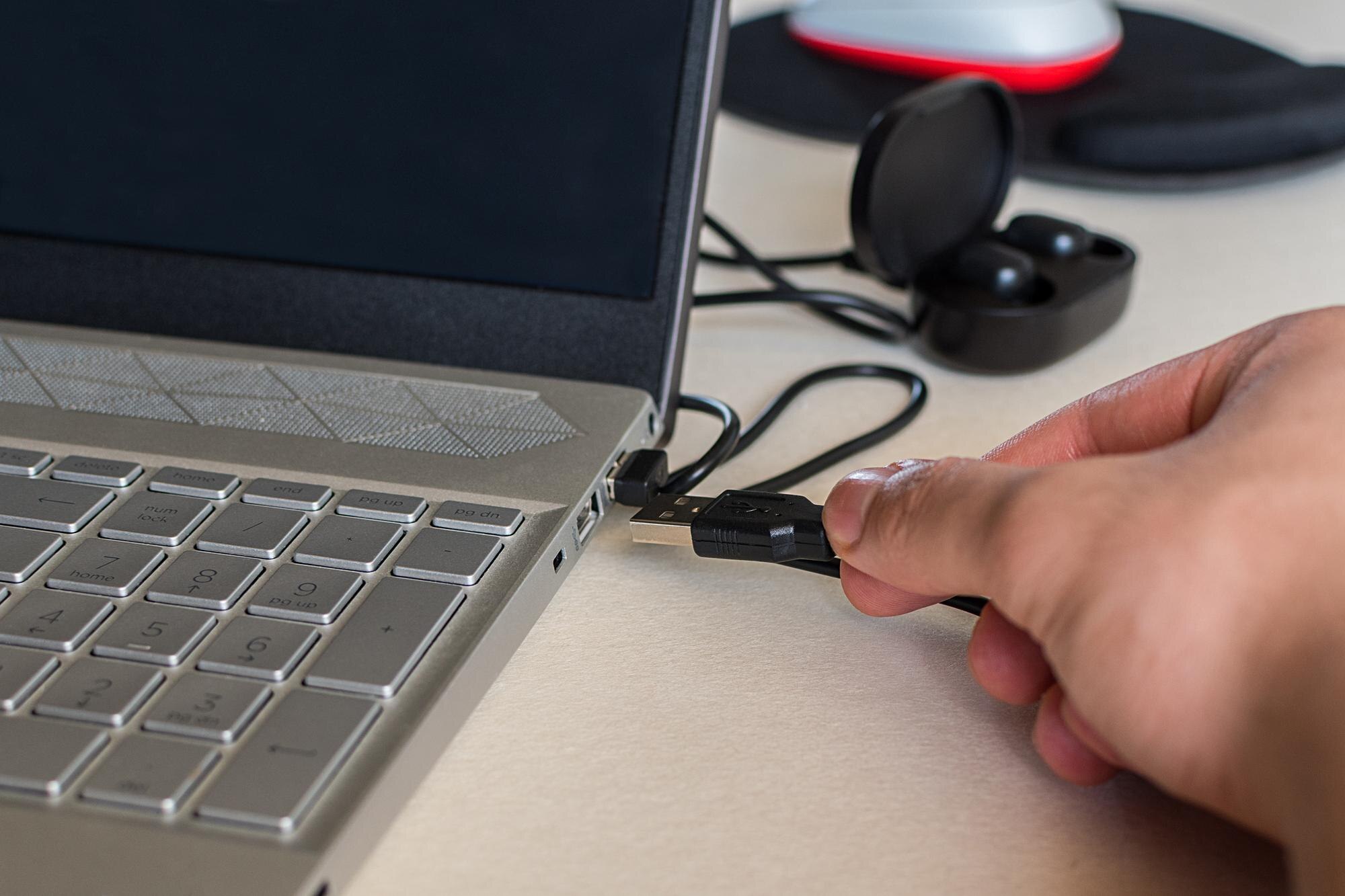 Bezprzewodowe słuchawki ładujące się kablem usb