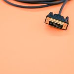 Strzał przeznaczone do walki radioelektronicznej kabla DVI wyizolowanych na tle koralowców