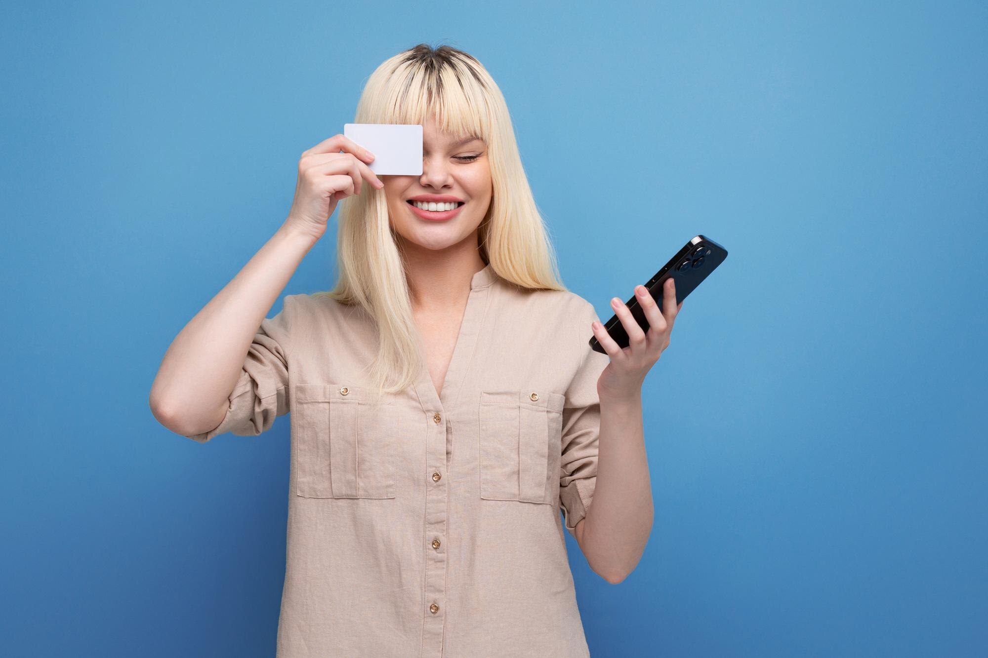 Blondynka europejska młoda kobieta z kartą kredytową i smartfonem