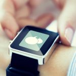 biznes, technologia, komunikacja, połączenie i koncepcja ludzi - zbliżenie rąk z ikoną wiadomości na smartwatchu