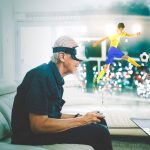 Stary człowiek grający w mecz piłki nożnej na okularach VR