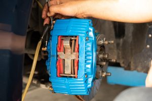 Sprawdzenie układu hamulcowego samochodu do naprawy w warsztacie samochodowym