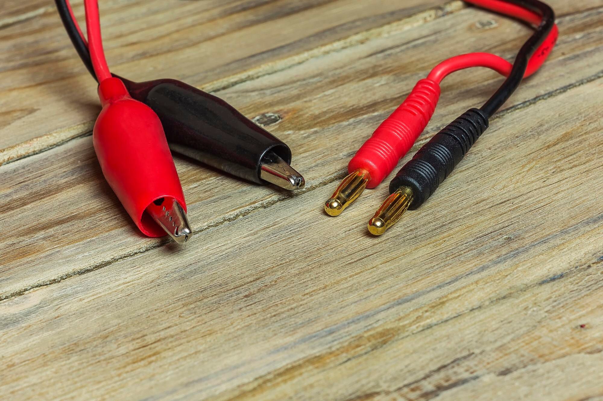 Czerwony i czarny drut ze stykami jak tulipan i krokodyl