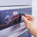 Tryb gotowania ręcznego człowieka w piekarniku elektrycznym.