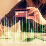 Podwójna ekspozycja kobiety robiącej zakupy online z kartą kredytową i rysunkiem wykresu finansowego Koncepcja handlu elektronicznego na rynku akcji
