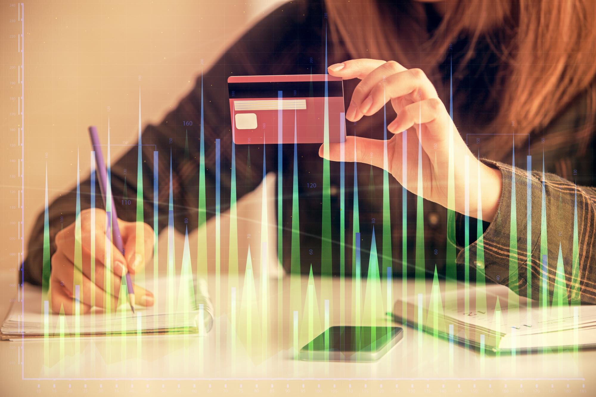 Podwójna ekspozycja kobiety robiącej zakupy online z kartą kredytową i rysunkiem wykresu finansowego Koncepcja handlu elektronicznego na rynku akcji