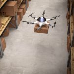 Dron w magazynie
