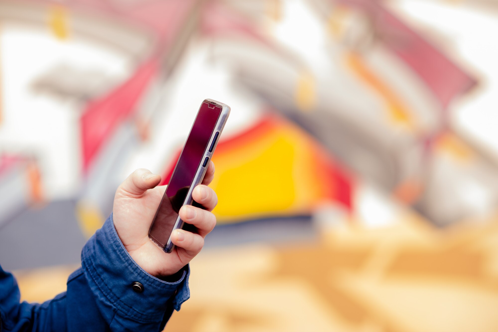 Ręce młody człowiek telefon do wyszukiwania edukacji w Internecie.