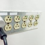 Wtyczka gniazdka elektrycznego symbolizuje podłączenie zasilania i dostęp do energii elektrycznej