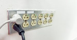 Wtyczka gniazdka elektrycznego symbolizuje podłączenie zasilania i dostęp do energii elektrycznej