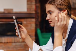 Jak sprawdzić, czy telefon jest na podsłuchu? Kody i niepokojące sygnały