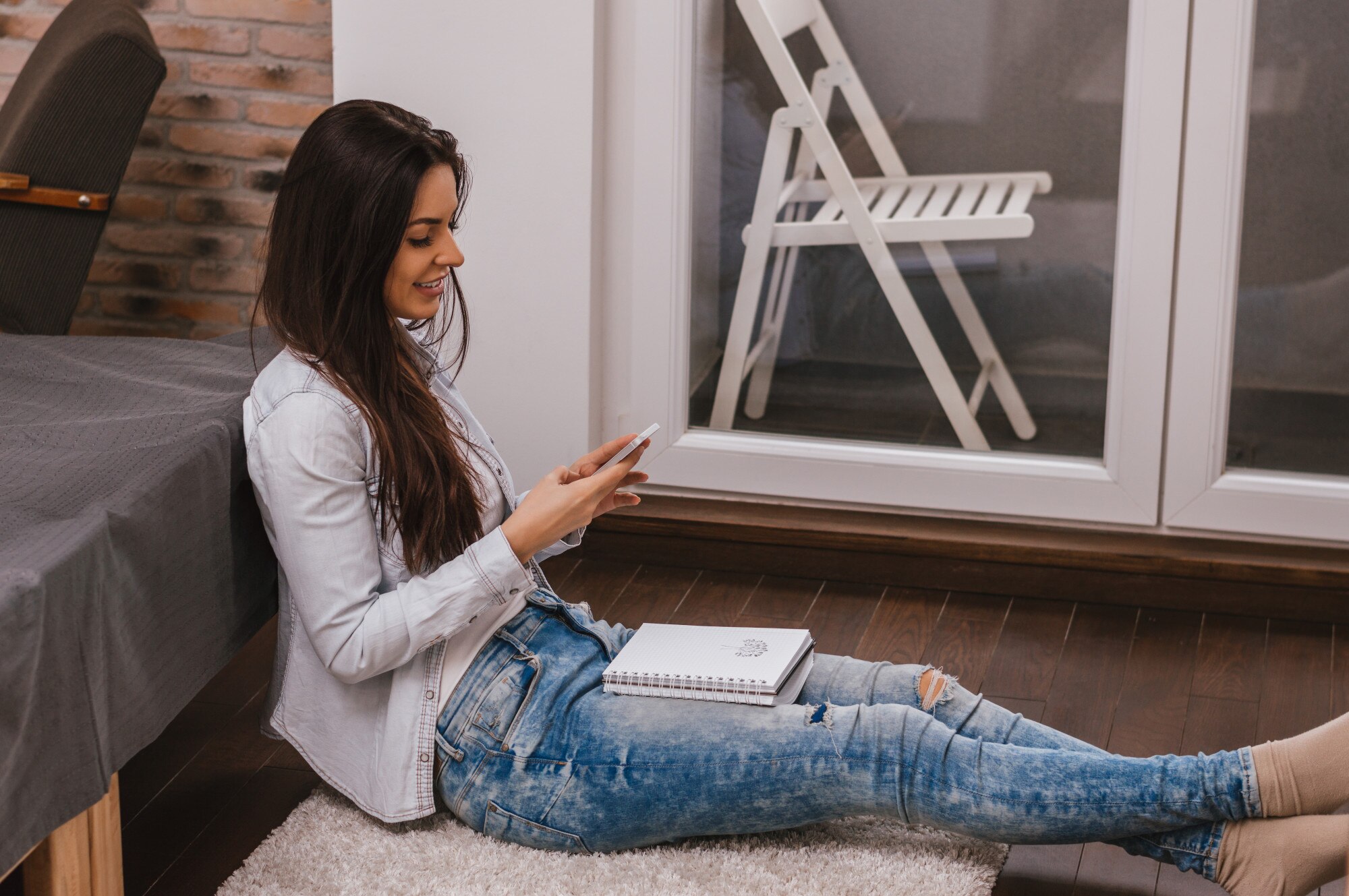 Dziewczyna siedzi w domu i pisze wiadomość