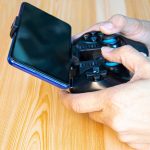 Widok z boku urządzenia do gier z joystickiem trzymającego joystick