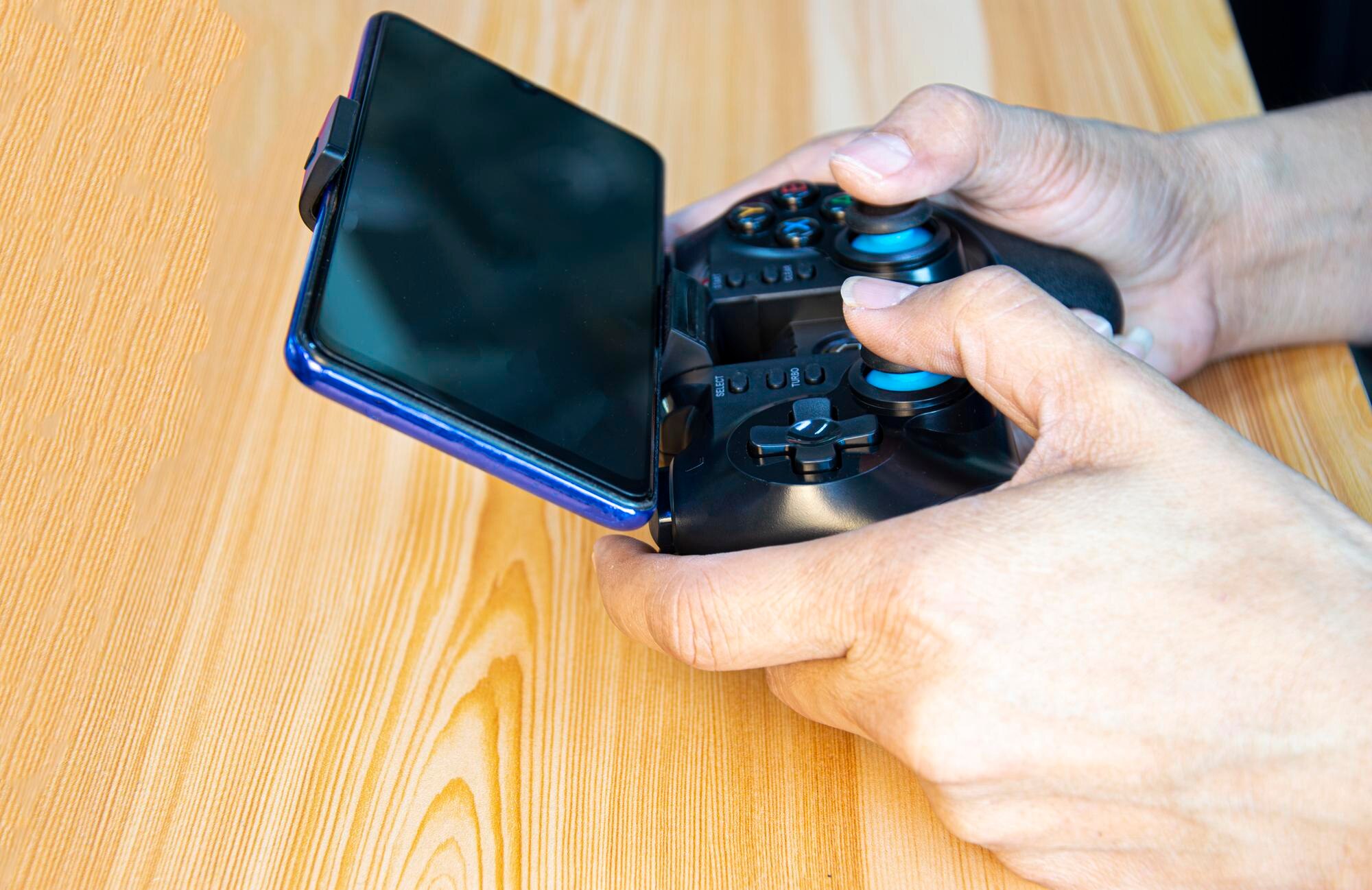 Widok z boku urządzenia do gier z joystickiem trzymającego joystick