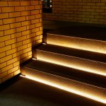 Schody z światłem na dole