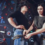 Dziewczyna i chłopak pomagają sobie nawzajem w parku rozrywki.