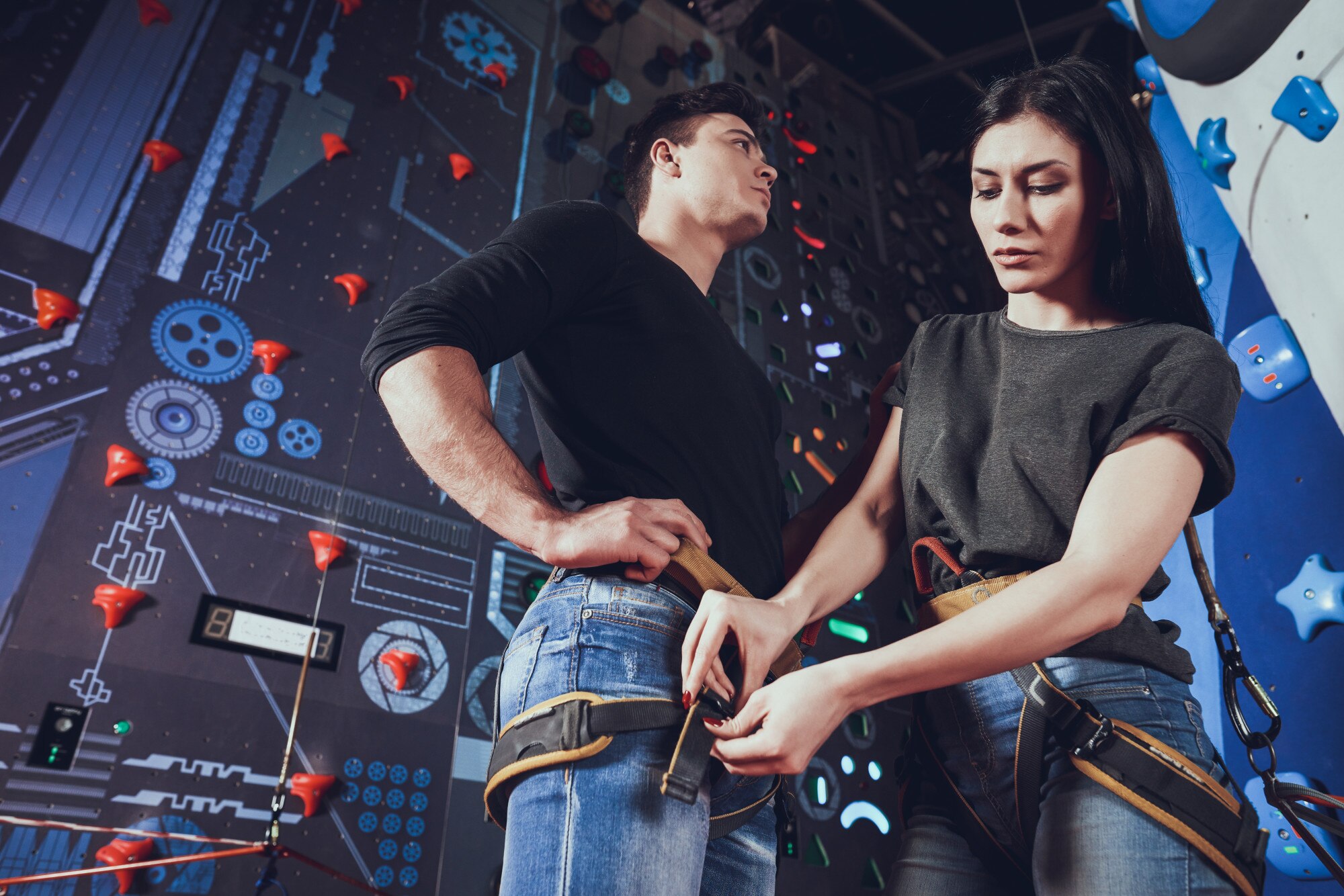 Dziewczyna i chłopak pomagają sobie nawzajem w parku rozrywki.