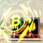 Podwójna ekspozycja hologramu i stołu z motywem blockchain i kryptowaluty z tłem komputera Koncepcja kryptowaluty bitcoin