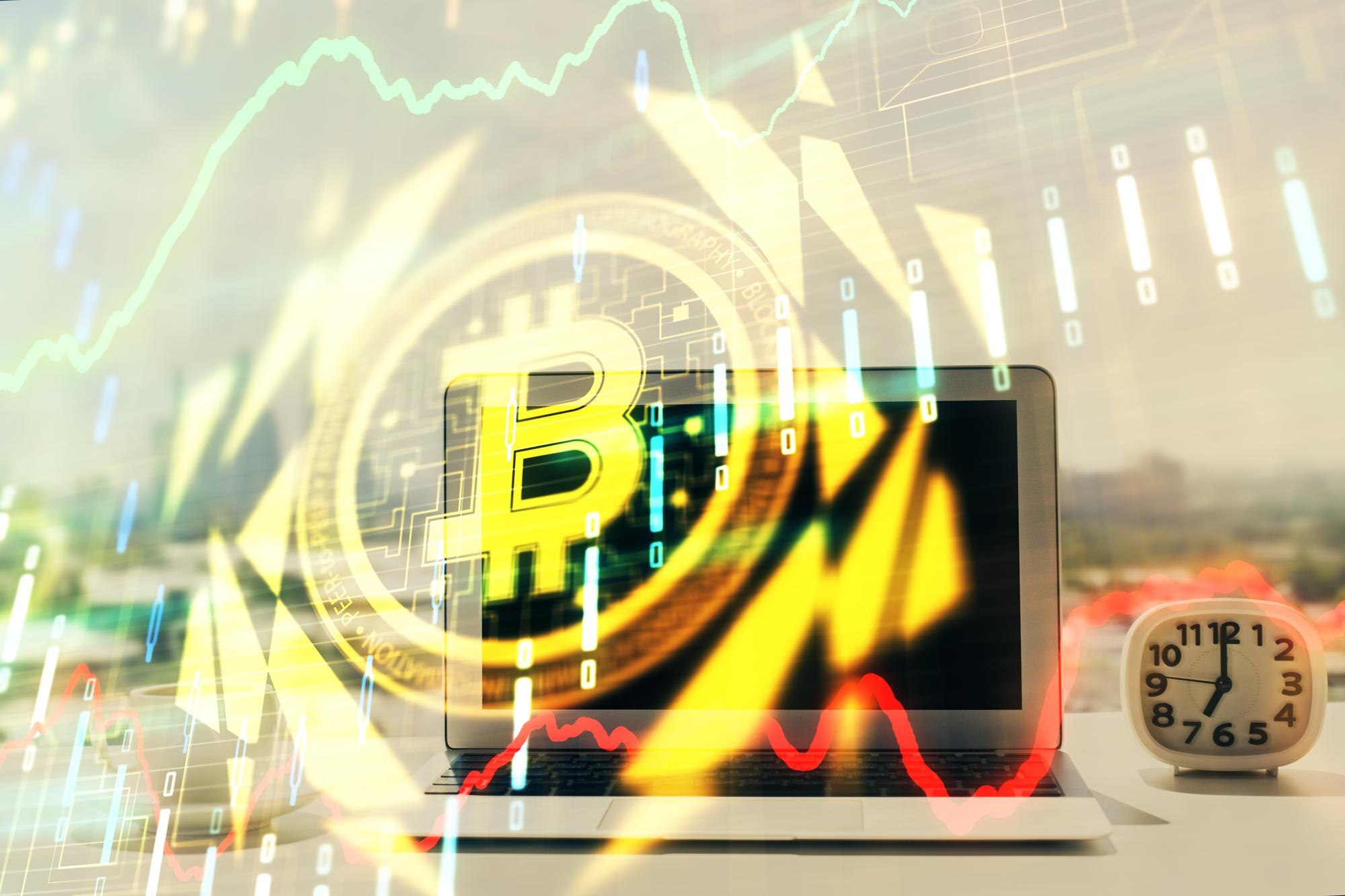 Podwójna ekspozycja hologramu i stołu z motywem blockchain i kryptowaluty z tłem komputera Koncepcja kryptowaluty bitcoin