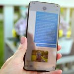 Kobieta sprawdza wiadomości tekstowe, trzymając smartfon na zewnątrz