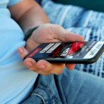 Mężczyzna wynajmuje samochód ze swoim telefonem komórkowym