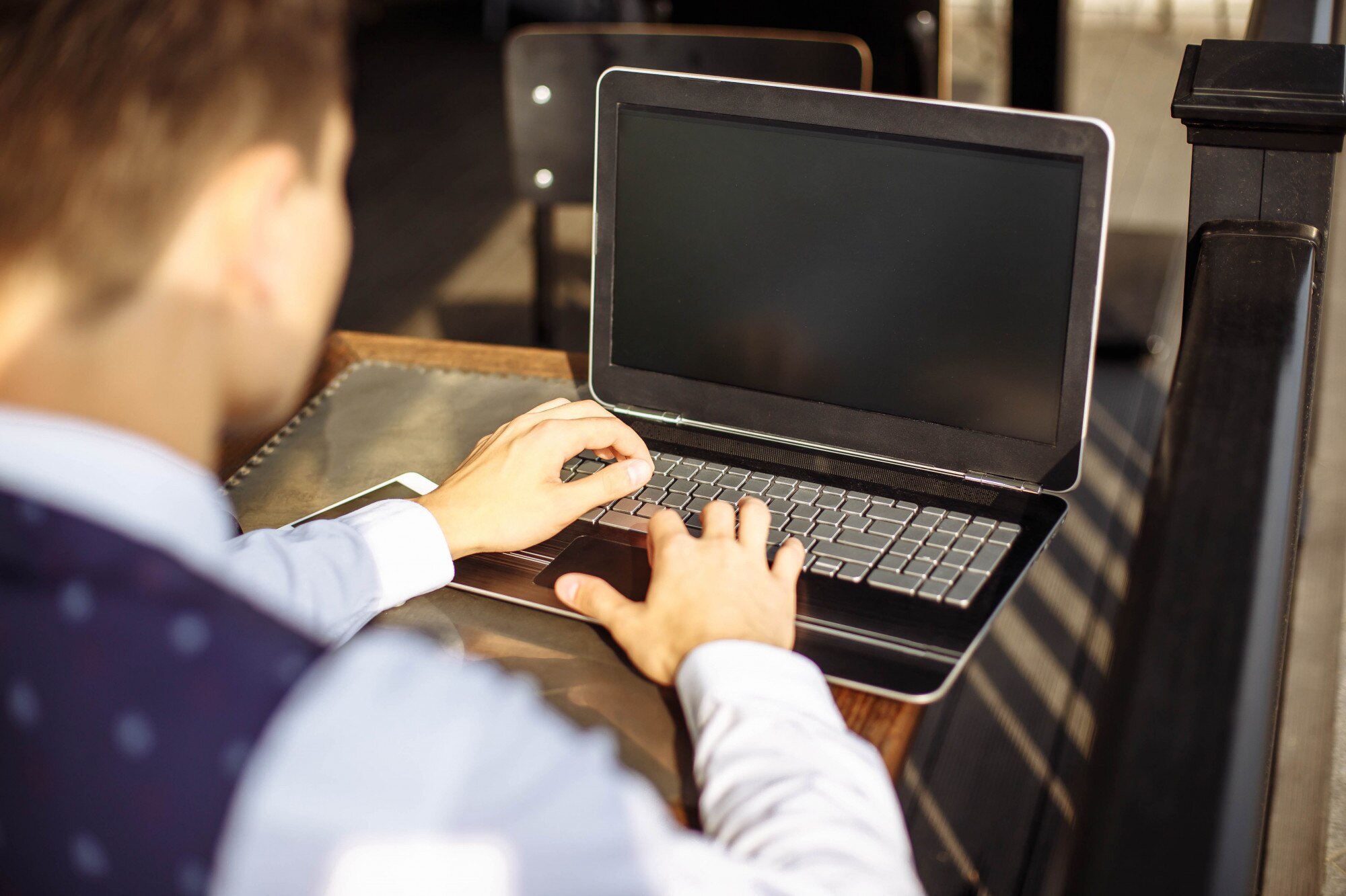 Udany menedżer pracujący w kawiarni podczas przerwy i wyszukiwania informacji