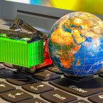 Koncepcja międzynarodowego transportu towarowego Earth Globe i stacker z kontenerami ładunkowymi na klawiaturze renderowania 3D laptopa
