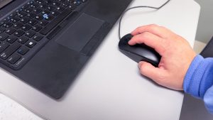 technologia myszy elektronicznej symbolizuje wydajność i kontrolę, umożliwiając bezproblemową nawigację i inte